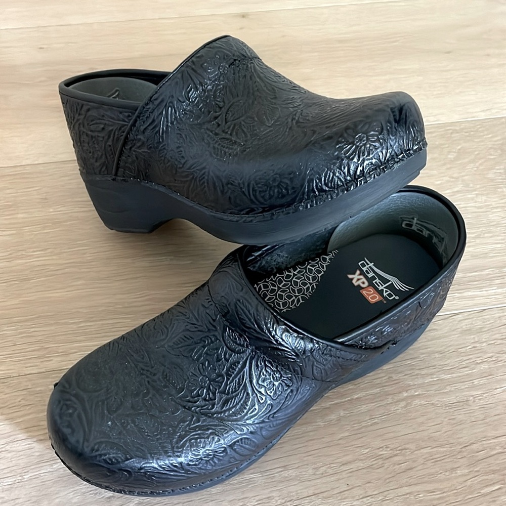Dansko XP 2.0 Black Clogs ~ tooled floral leather sz EU39 / US9